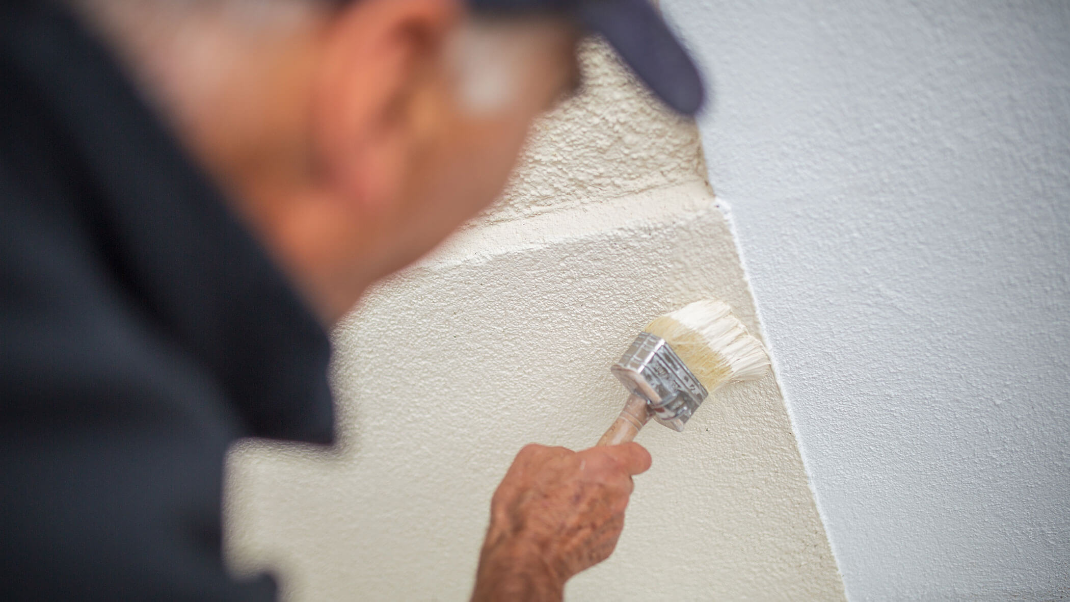 Arbeiter bei der Feinarbeit beim Streichen von Wänden - Ploner KG