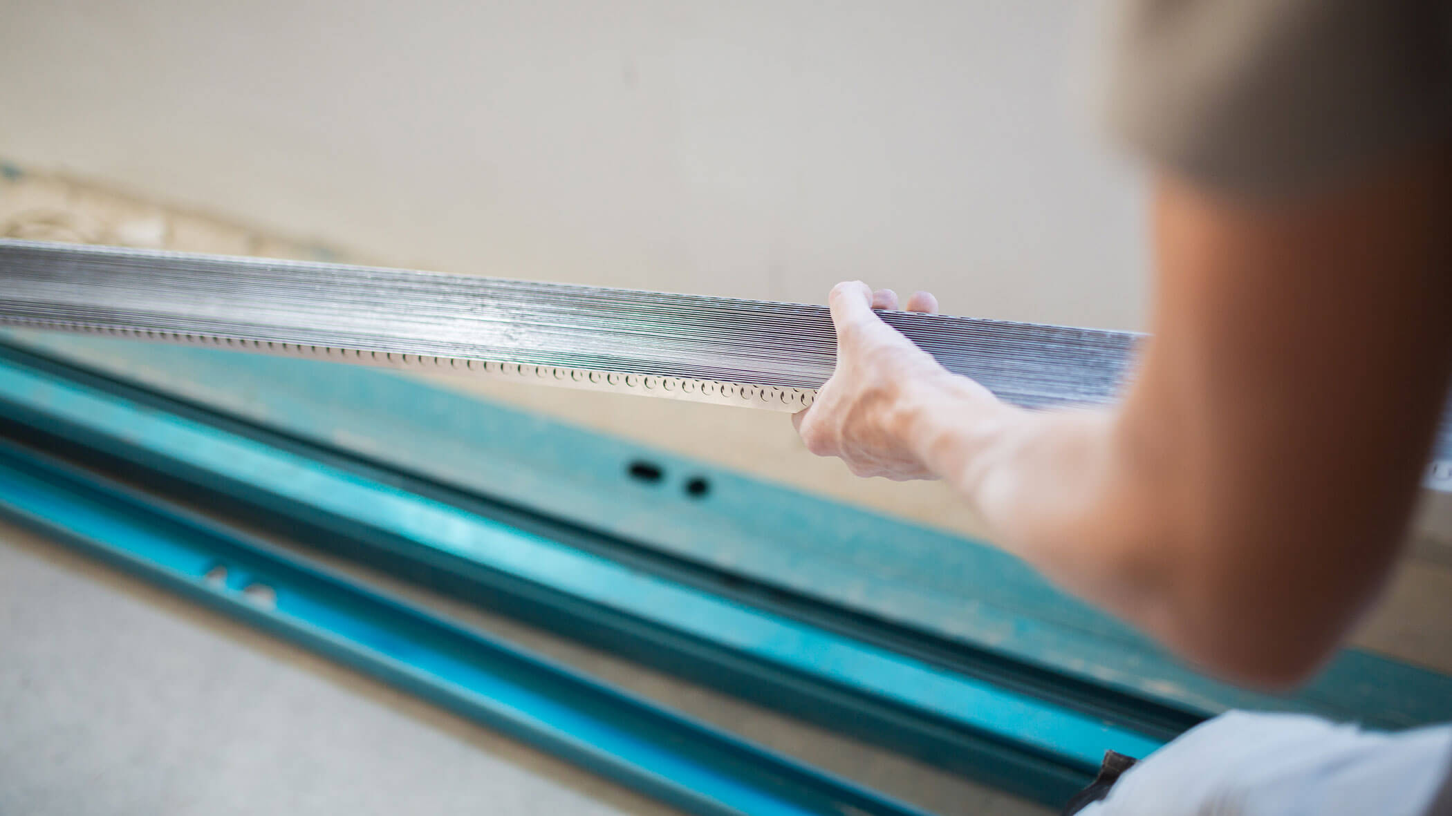 Mitarbeiter hält Rohbauteil in der Hand - Ploner KG