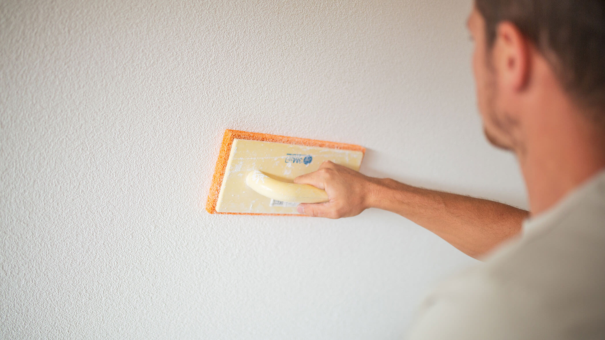 Mitarbeiter beim Verputzen - Ploner KG